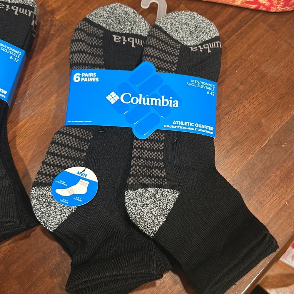 Columbia men’s athletic quarter socks size 6-12. Two packs of 6.